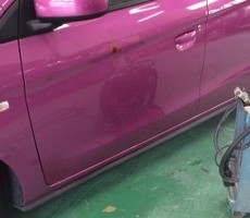 ドアの板金修理(凹みの確認) 小平市のお客様三菱・ミラージュの修理依頼のサムネイル